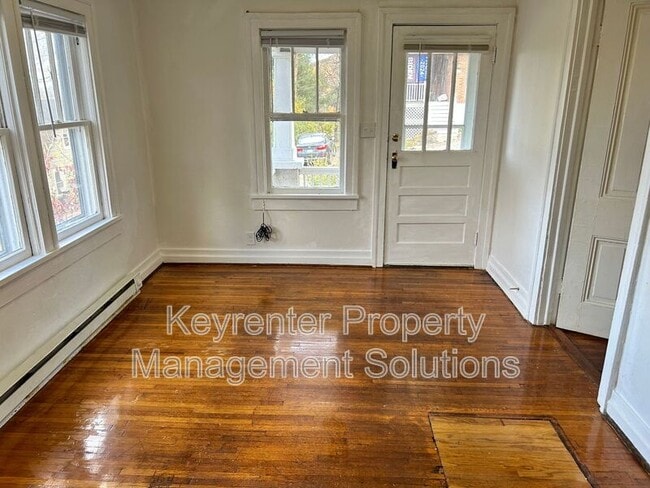 Building Photo - 1014 Hall St