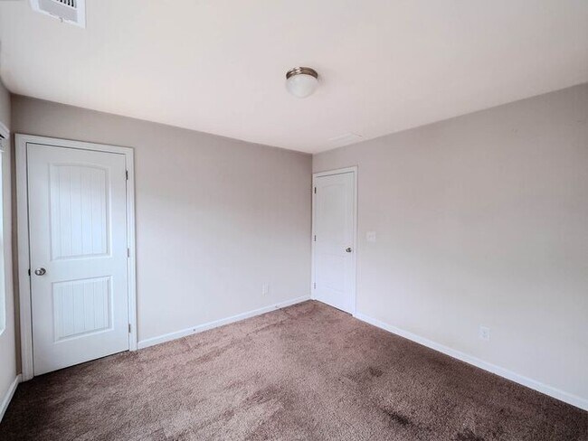 Building Photo - 400 Ruths Blvd