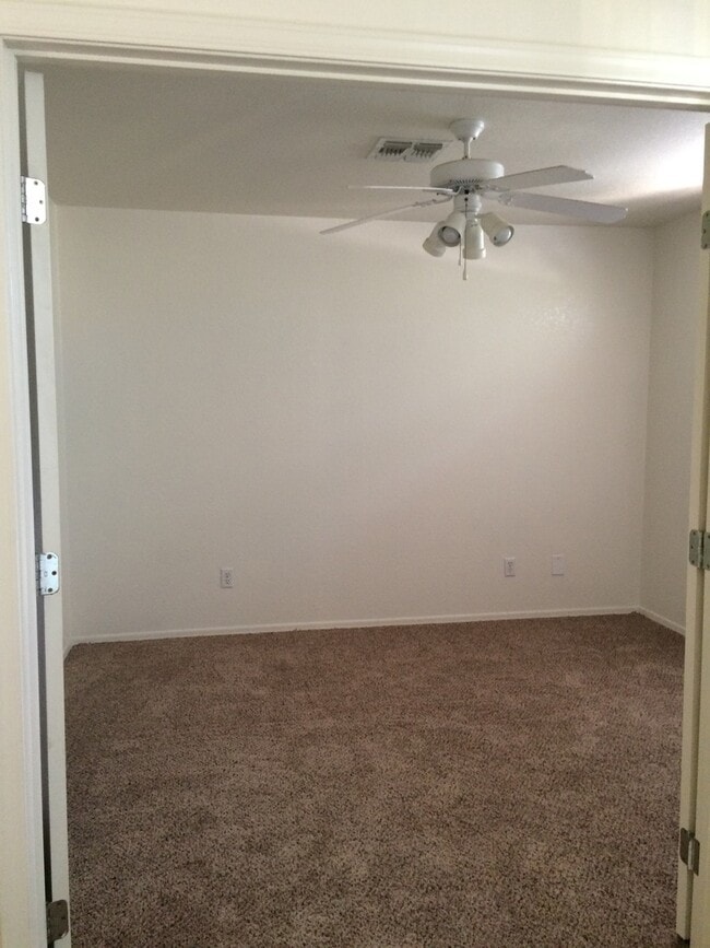 Building Photo - Under Market Rate! 3 bedroom 2 bath Townho...