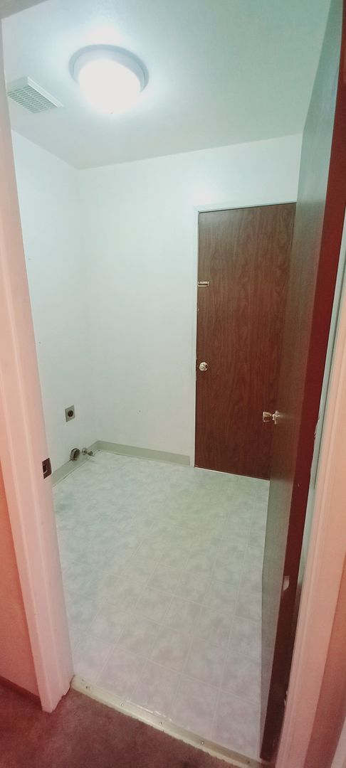 Building Photo - Nice Floorplan, Cute Yards - 4 Bedroom/2 B...