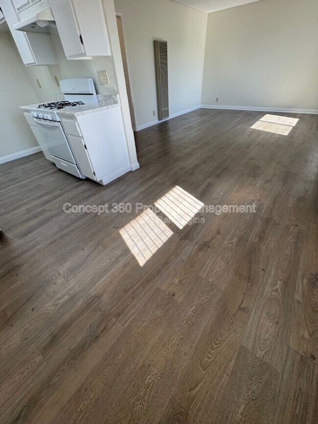 Building Photo - 9421 Cedar St