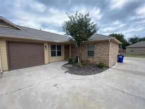 Building Photo - 208 Stewart Bend Ct