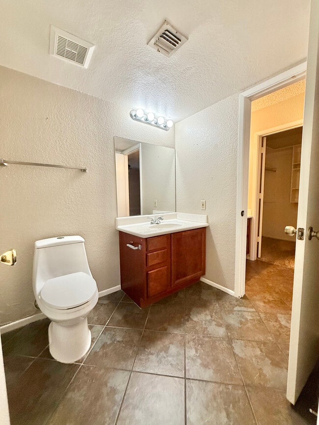 Building Photo - Fabulous 2-Bedroom, 1-Bathroom Condo For R...