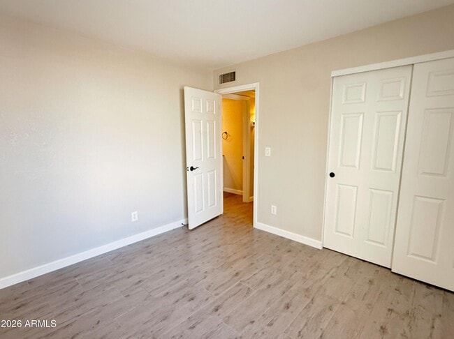 Building Photo - 2605 W Willow Ave