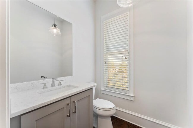 Building Photo - 871 3rd St