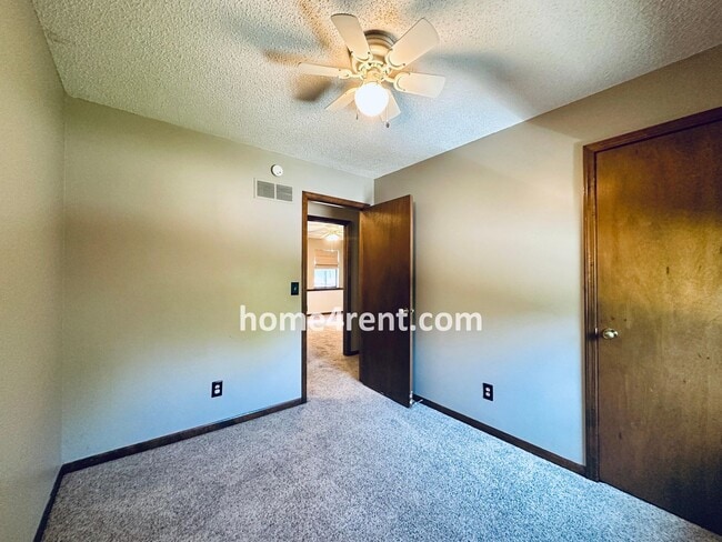 Building Photo - Spacious Liberty Home w/ an Updated Kitche...