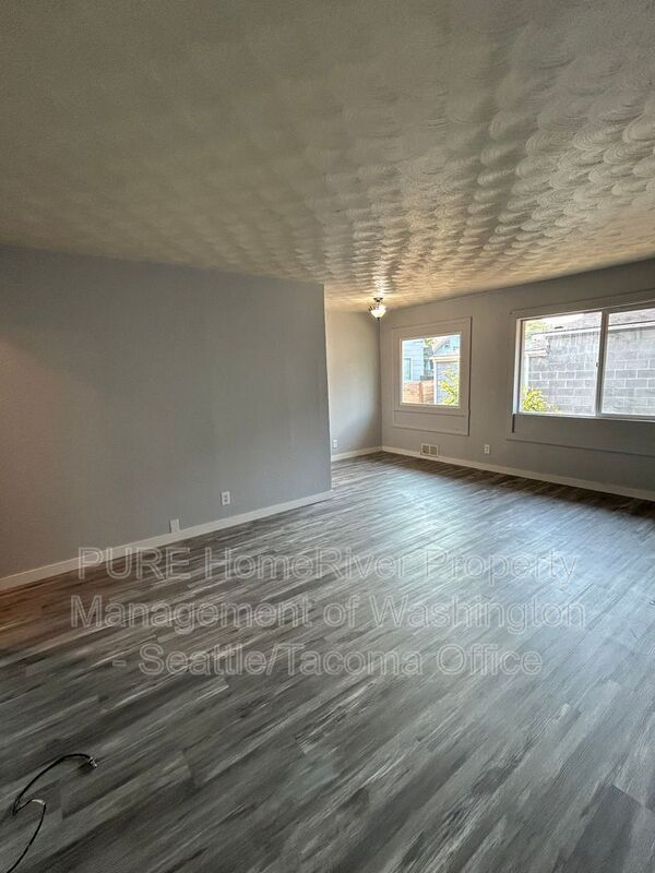 Building Photo - 721 S Ainsworth Ave