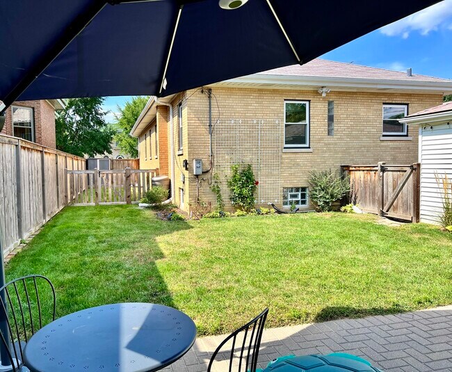 Building Photo - 940 N Oak Park Ave