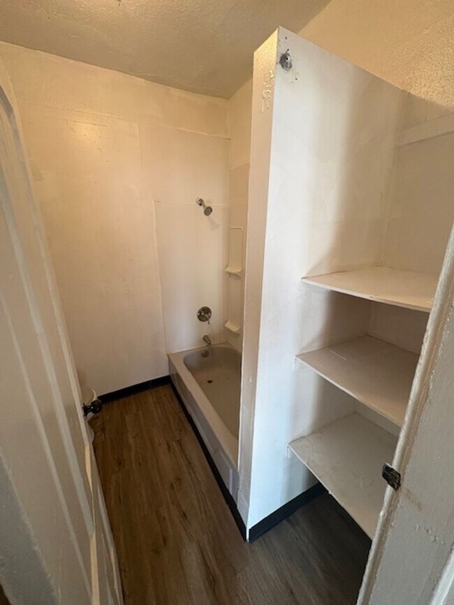 Building Photo - 2 Bedroom / 1 bathroom House in Peoria, IL