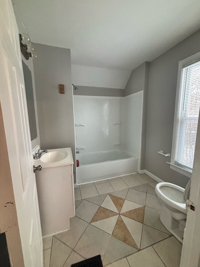 Building Photo - 2226 Parmele St