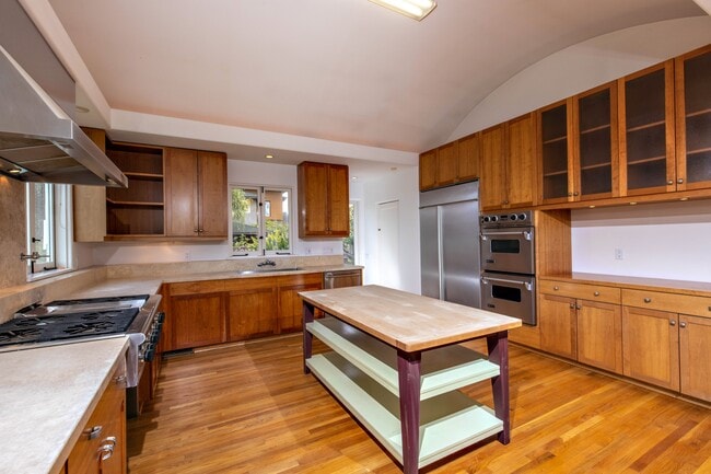 Building Photo - 1090 Devonshire Dr