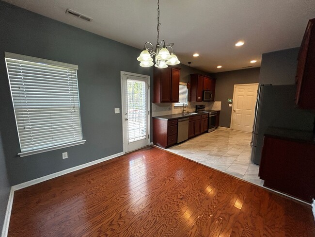 Building Photo - Beautiful 3 Bedroom Home With Bonus Room!!