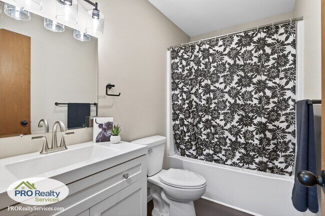 Building Photo - Recently Remodeled 4 Bedroom House