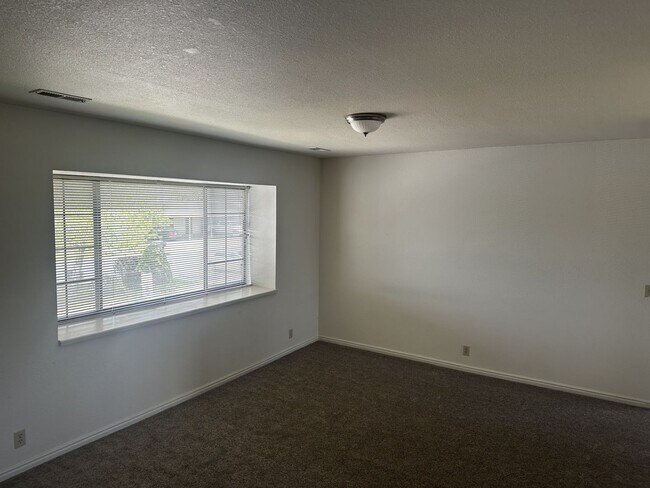 Building Photo - 2 bedroom, 1 bath apartment available in North Orem