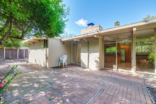 Building Photo - Mountain View Home l Spacious Open Layout Bright and Private Yard