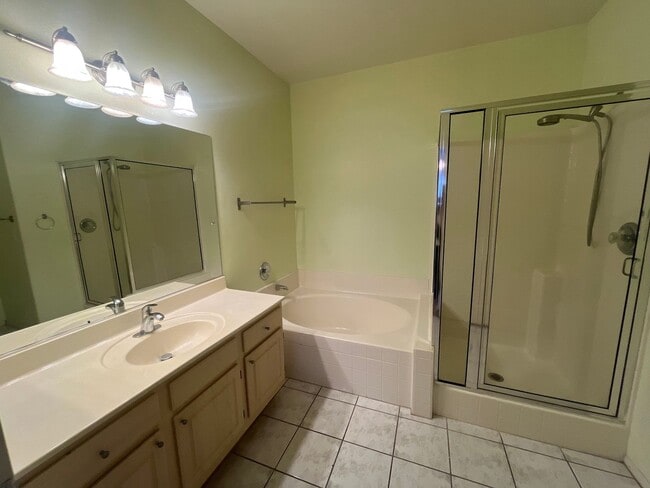 Building Photo - Sunny 2-Bed, 2-Bath in gated community!