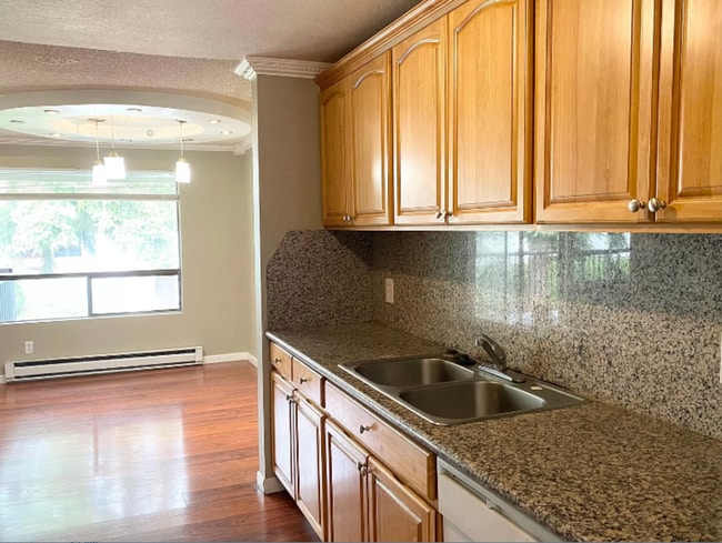 Building Photo - Spacious top floor condo with 3 sizable bedrooms & 2 baths