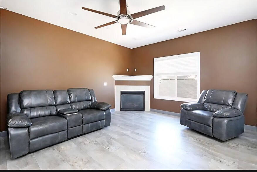 Building Photo - 1760 SE LA Grant Pkwy