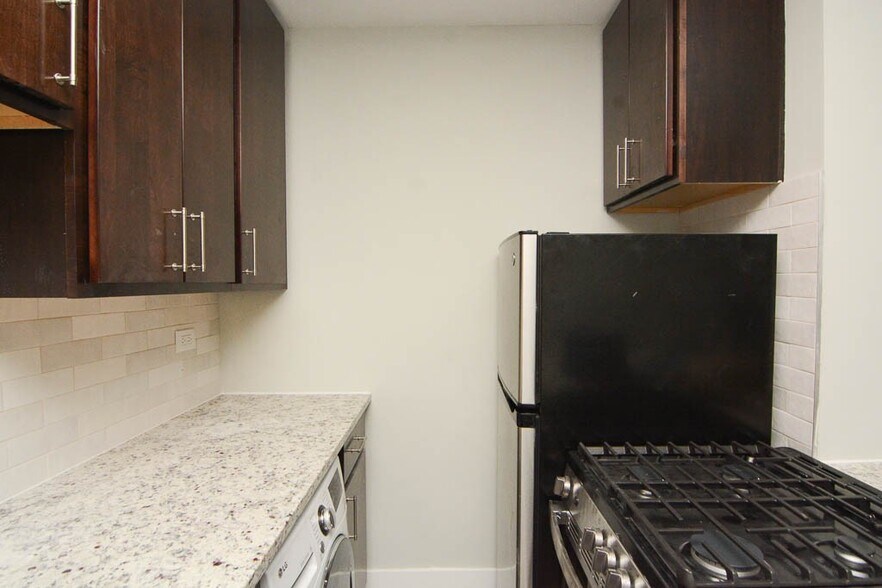 Building Photo - 450 W Barry Ave