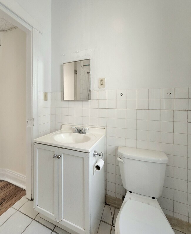 Building Photo - 1911 W Foster Ave