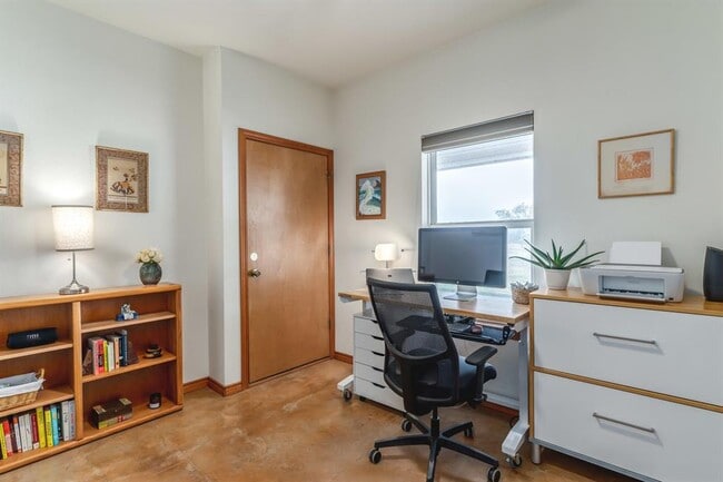 Building Photo - 2551 Spring Valley Dr