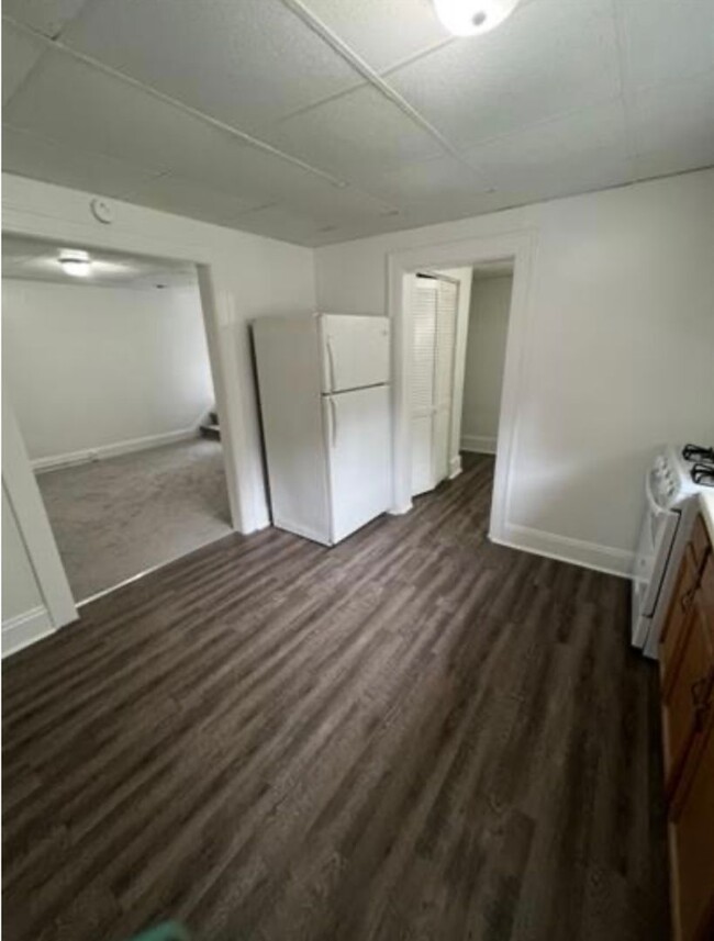 Building Photo - Expansive East End Townhome! Large Bedroom...