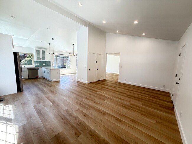 Building Photo - 9887 Broadmoor Dr