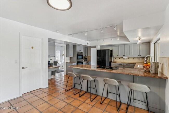 Building Photo - 7363 E Paradise Dr