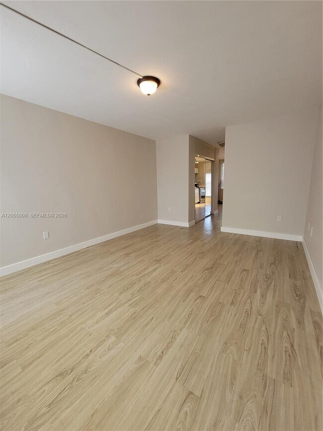 Building Photo - 441 Collins Ave