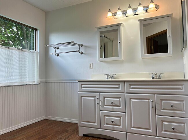 Building Photo - 758 N Starr Dr