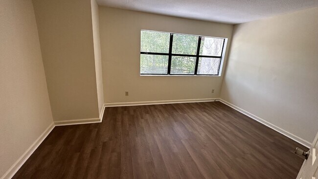 Building Photo - Town house for Rent