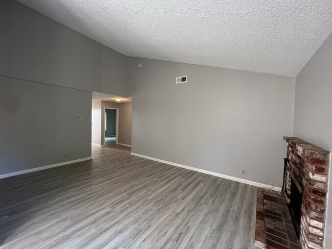 Building Photo - Newly Updated 4/2 Home! Remodeled Bathroom...