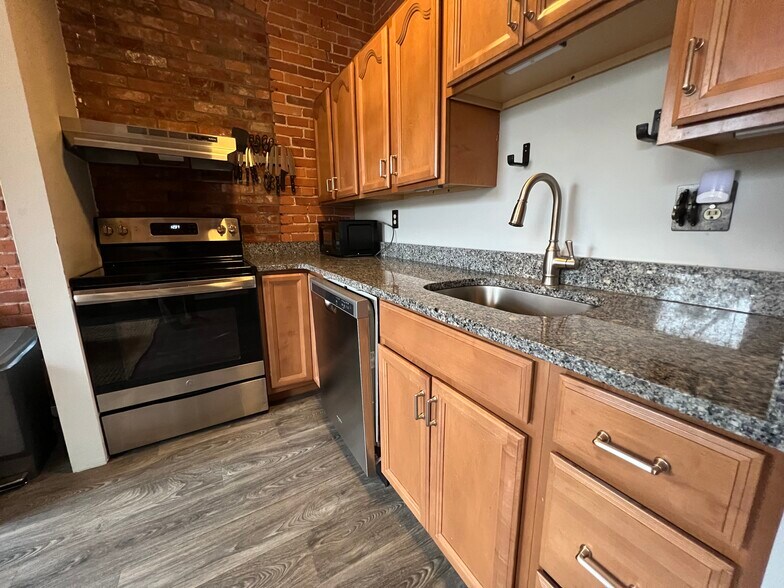 Building Photo - 222 Williams St E