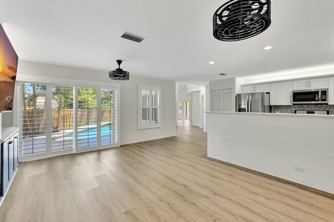 Building Photo - 4517 NW 5th Ave
