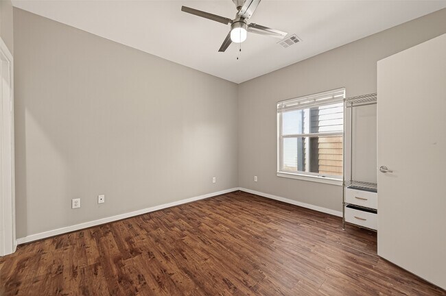 Building Photo - 1112 Columbus St