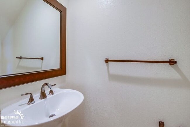 Building Photo - Elegant Dual Master 2Bdm 2.5Ba Townhome in...