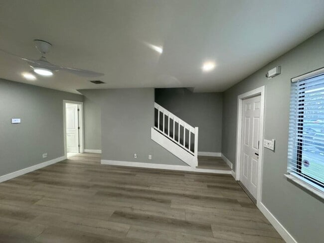Building Photo - 5205 Bayside Dr