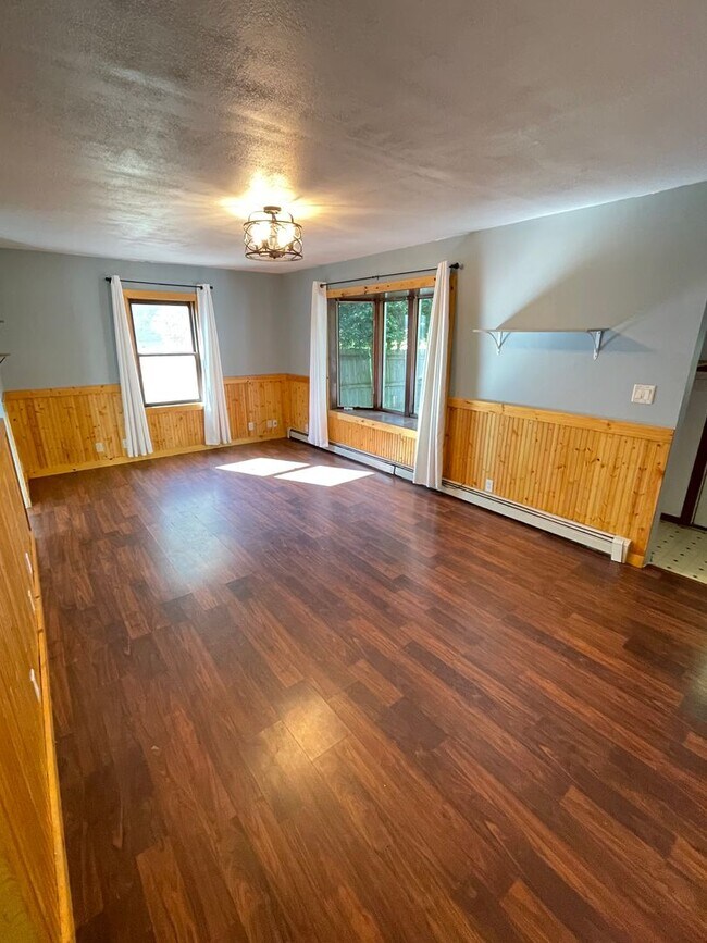 Building Photo - AVAILABLE NOW - 2 Bedroom, 1 Bath Two Harb...