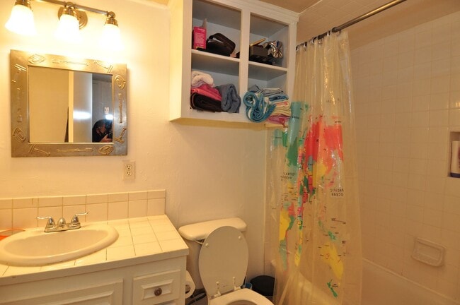 Building Photo - Wonderful 1 bedroom condo located at a wal...