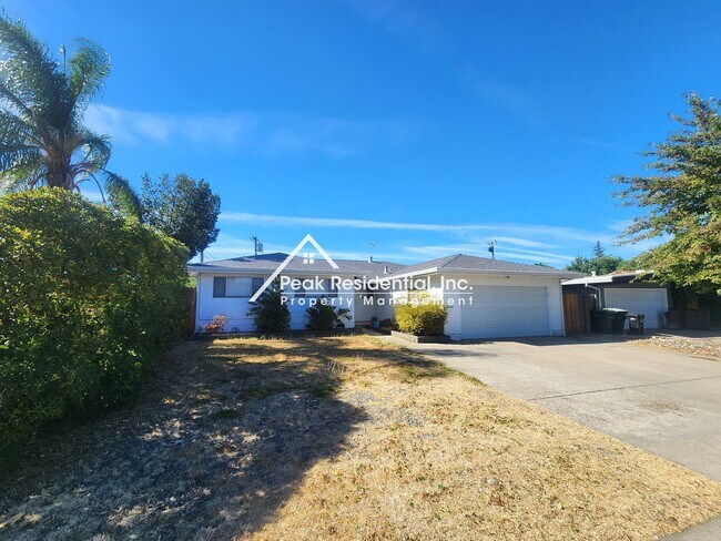 Building Photo - Charming 4bd/2ba Home with Large Backyard