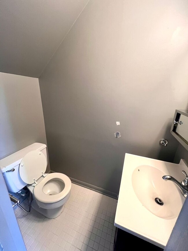 Building Photo - Fox Chapel  - 2 Bedroom 1.5 Bathroom - Townhome