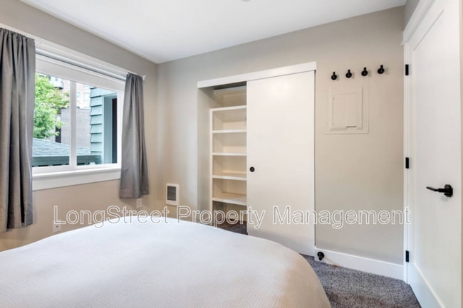 Building Photo - 4980 S Landing Dr