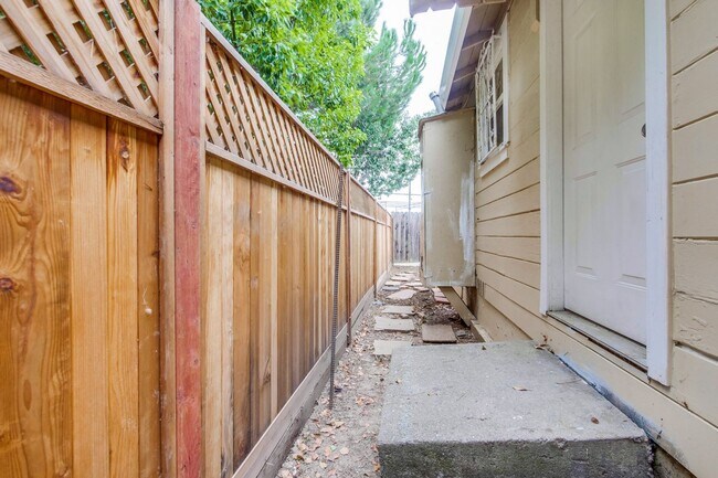 Building Photo - I Street