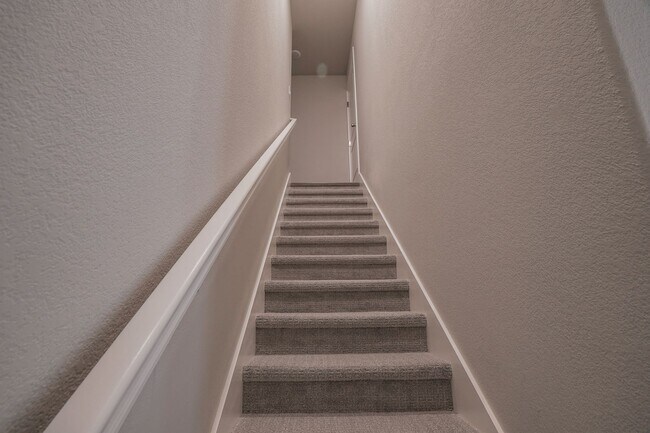 Building Photo - 4 bedroom 3.5 bath home!