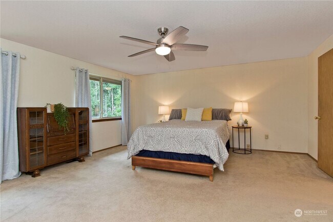 Building Photo - Charming 4 Bedroom home with fenced yard a...