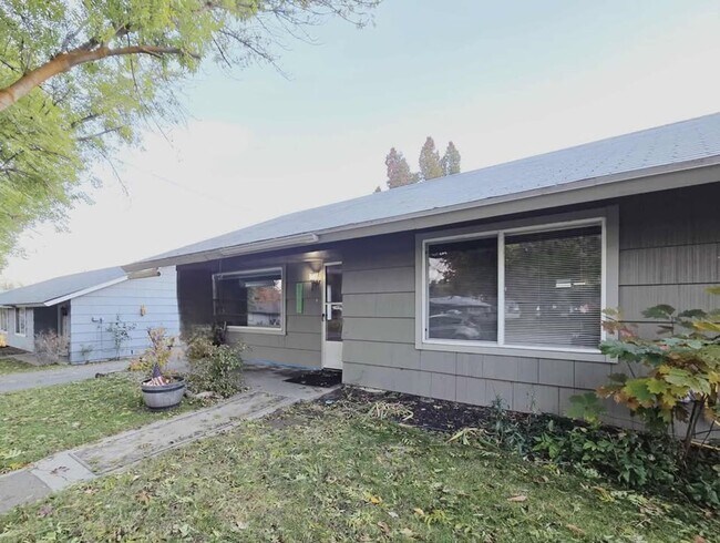 Building Photo - 1261/1263 Montana St.