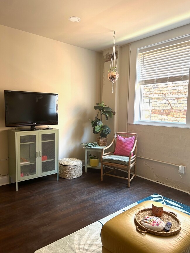 Building Photo - Downtown Cornelia Loft (4)