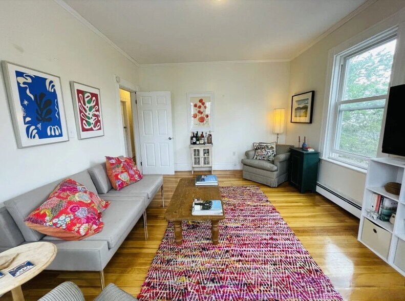 Primary Photo - 11 Houghton St