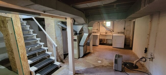 Building Photo - AVAILABLE AUGUST - 2 Bed, 1 Bath With Secl...