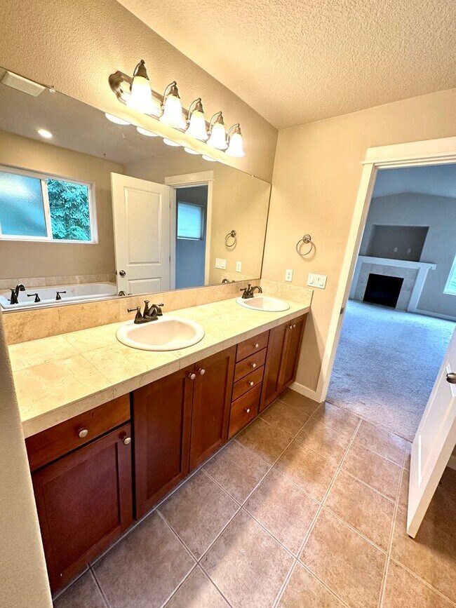 Building Photo - Beautiful 6-bedroom 4-bathroom home in an upscale neighborhood in the Sexton Mountain section of ...